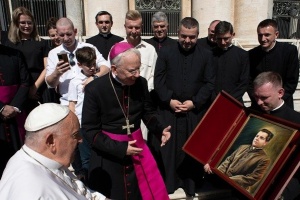 arcybiskup marek Jędraszewski ofiarowuje obraz księdza Michała rapacza papieżowi Franciszkowi